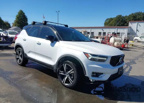 2021 Volvo Xc40 T5 R-Design z USA, uszkodzony, nr VIN YV4162UM1M2404976